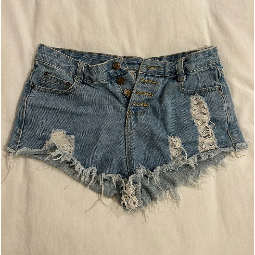 High waisted buttoned up jean shorts with rips